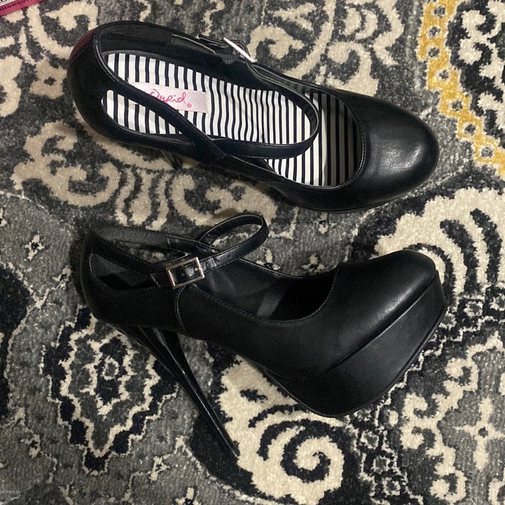 Sexy black platform heels - Qupid - never worn! Size 8